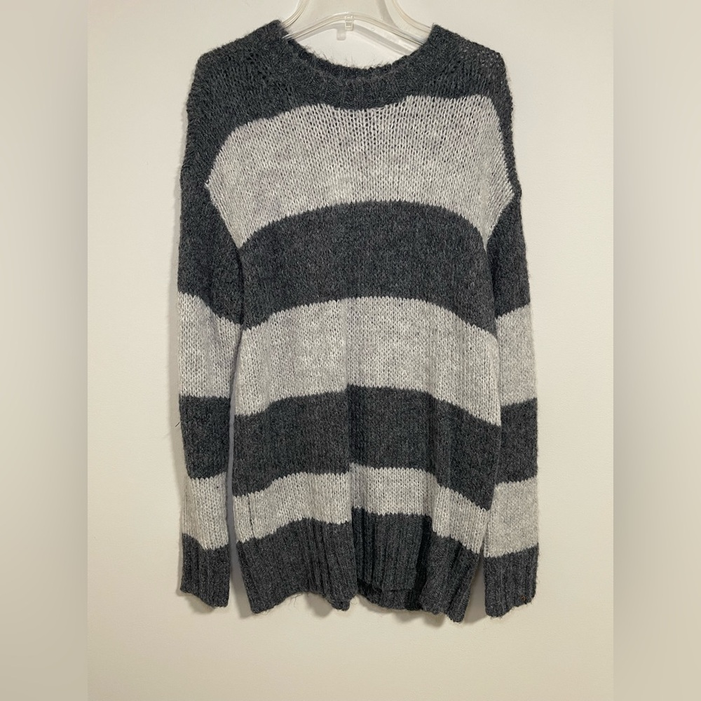 NWT American Eagle Outfitters Oversized Gray and White Knit Sweater Jegging Fit